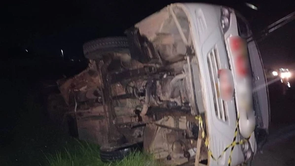 O ônibus de transporte público havia saído do Recife em direção a Vitória de Santo Antão quando foi atingido por uma carreta; o motorista do coletivo perdeu o controle do veículo, que saiu da pista e tombou