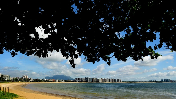 Primeira edição do Camburi Beach Fest acontece em dois finais de semana, e traz competições esportivas e música com D'Moleque