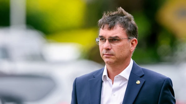 Senador disse que ex-presidente precisou de ajuda de agentes após ter crise de soluço à noite; Carlos Bolsonaro afirma que pai está 'devastado psicologicamente'