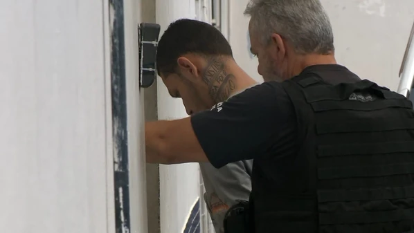 O acusado fugiu sem prestar socorro à vítima e deverá responder por homicídio qualificado, tentativa de homicídio e adulteração de veículo; caso ocorreu em novembro, no bairro Porto Canoa