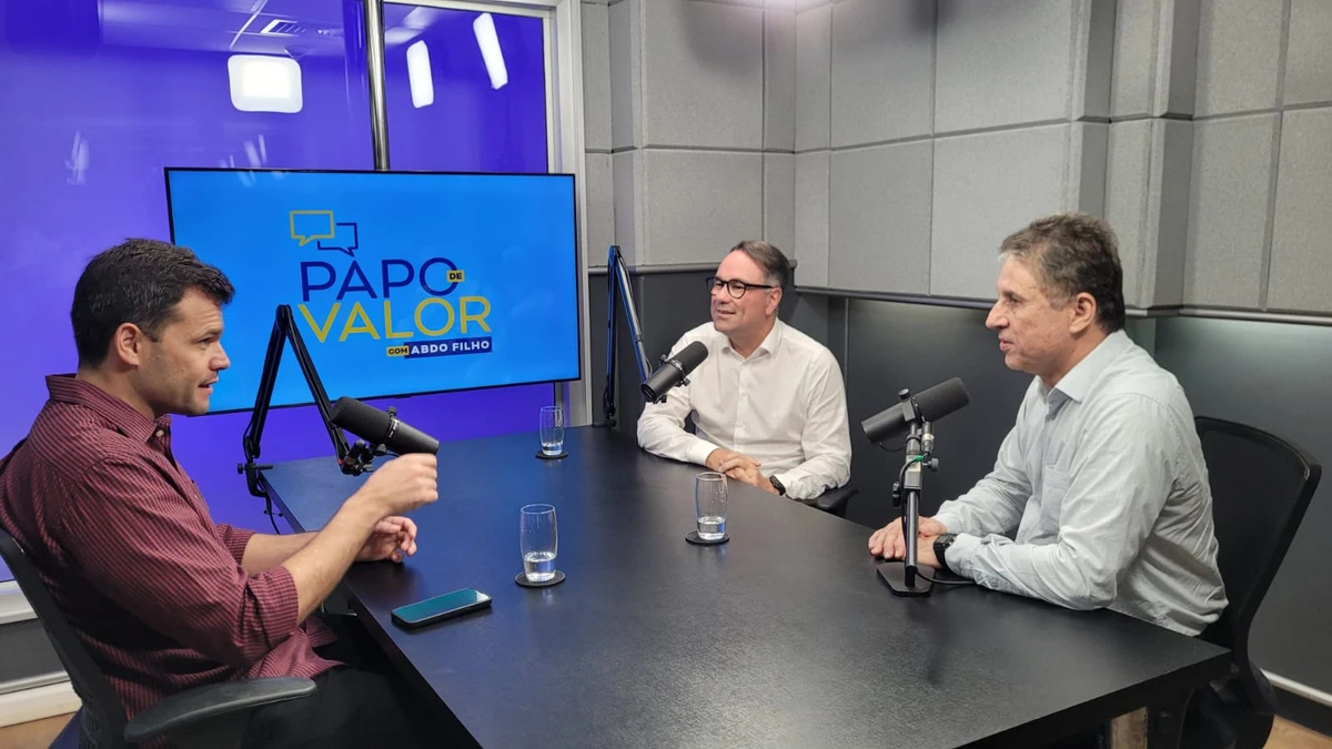 Abdo Filho entrevista Alexandre Billot Mori, gerente geral de Portocel, e José Eduardo Azevedo (lado direito), secretário de Desenvolvimento de Aracruz