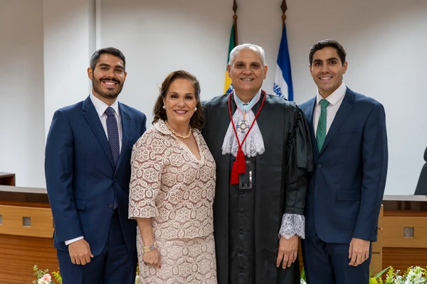 Aldary Nunes Jr. e Rubia Dias Lopes e os filhos Aldary e Bernardo