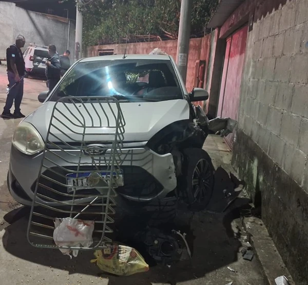Carro dos suspeitos colidiu com muro  por Divulgação | Polícia Civil