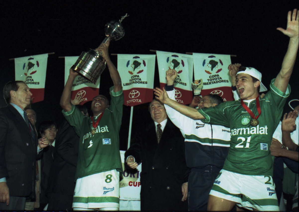 Jogadores do Palmeiras comemoram o título da Libertadores de 1999 sob o Deportivo Cali