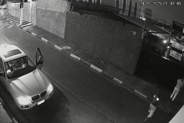 José Leandro de Oliveira, 40, foi abordado na rua Raimundo José Nunes, no bairro Novo Osasco, ao tentar abrir um portão