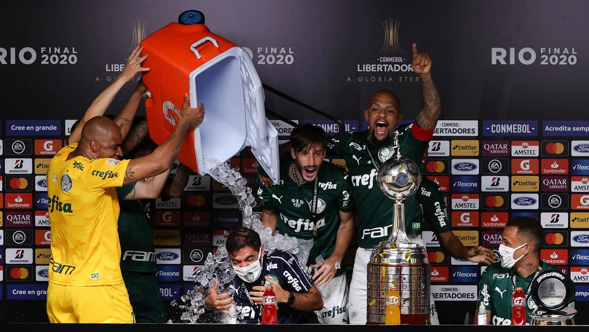 O técnico Abel Ferreira, da SE Palmeiras, recebe trote dos jogadores em entrevista coletiva após a conquista da Copa Libertadores em jogo contra a equipe do Santos FC, no Estádio do Maracanã