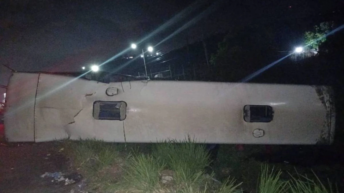 Ônibus que tombou após colisão em Pernambuco