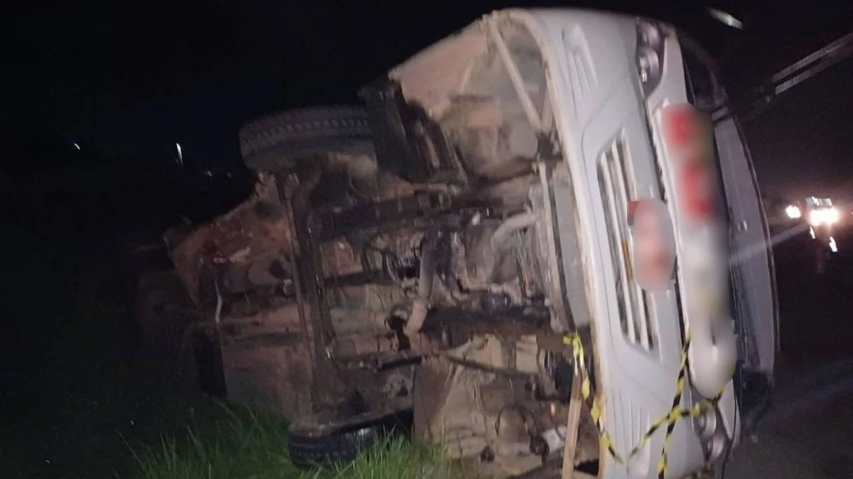 Ônibus que tombou após colisão em Pernambuco