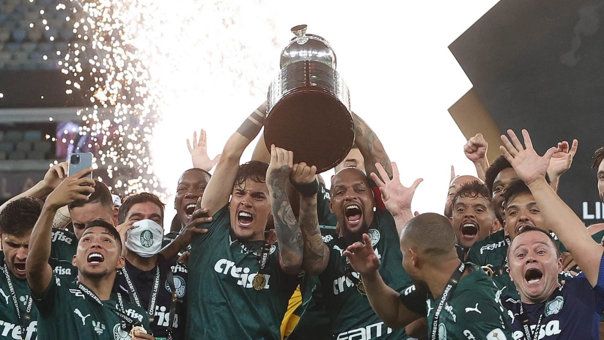 Os jogadores e comissão técnica, da SE Palmeiras, comemoram a conquista da competição após jogo contra a equipe do Santos FC, em partida final, da Copa Libertadores de 2020, no Estádio do Maracanã