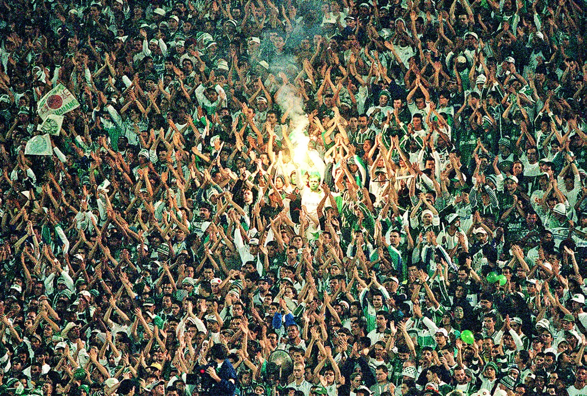 Torcedores do Palmeiras festejam na arquibancada antes da cobrança de pênaltis entre Palmeiras e Deportivo Cali na final do torneio. Palmeiras 2x1 Deportivo (4x3 nos pênaltis)