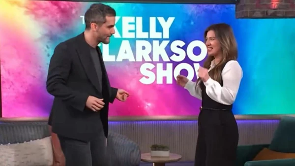 Wagner Moura samba no programa de Kelly Clarkson