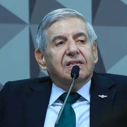 Decisão ocorre após perícia confirmar diagnóstico de Alzheimer e demência vascular; ex-general deverá usar tornozeleira eletrônica e entregar passaportes