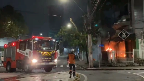 Fogo na rede elétrica foi registrado por volta de 22h de terça-feira (25) em Bento Ferreira