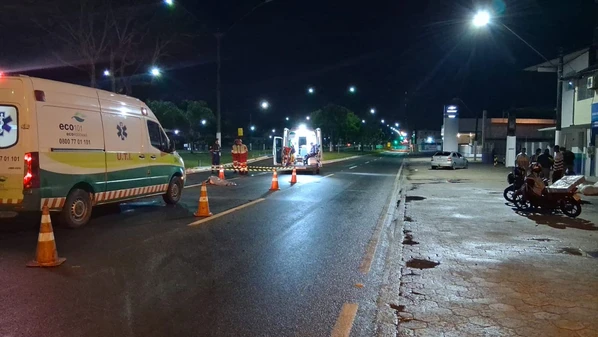 Vítima, ainda não identificada, foi atingida de madrugada por um veículo, cujo condutor fugiu sem prestar socorro; PRF investiga o caso