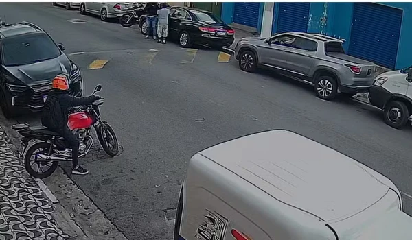 Câmeras de segurança registraram a abordagem de um homem de capacete contra José Leopoldino