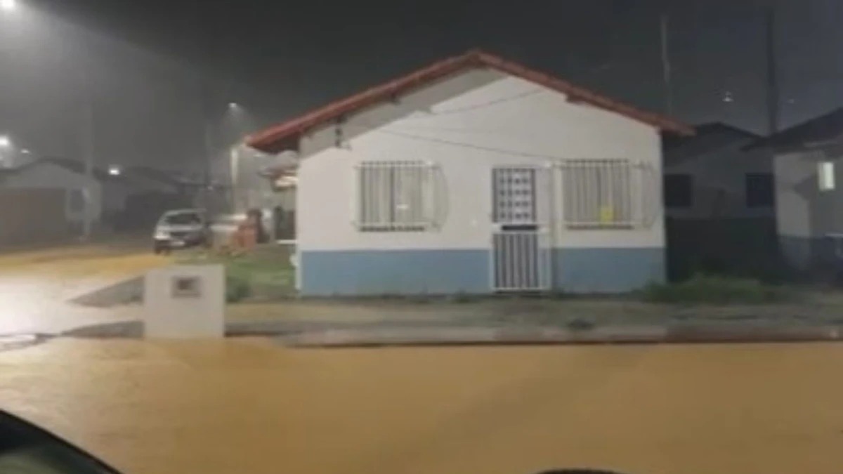 Chuva forte causa alagamento em Linhares por Reprodução | Leitor AG