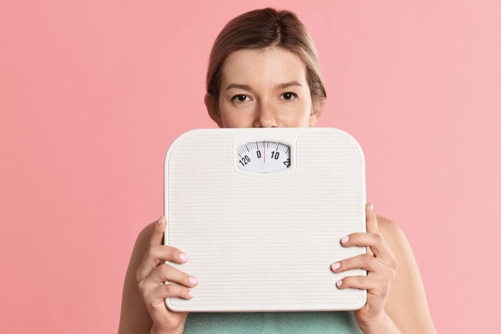 Manter o peso adequado costuma proporcionar um alívio significativo dos sintomas de refluxo (Imagem: New Africa | Shutterstock)