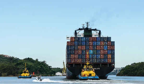 Navio na baía de Vitória: portos capixabas conectam o Brasil com o mundo