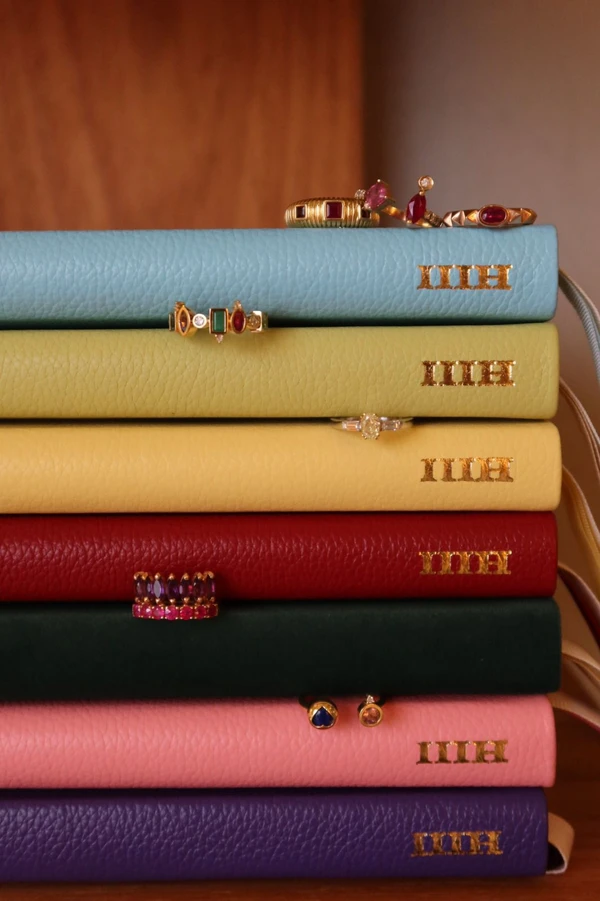 Peças de MH Studios com joias de Carolina Neves