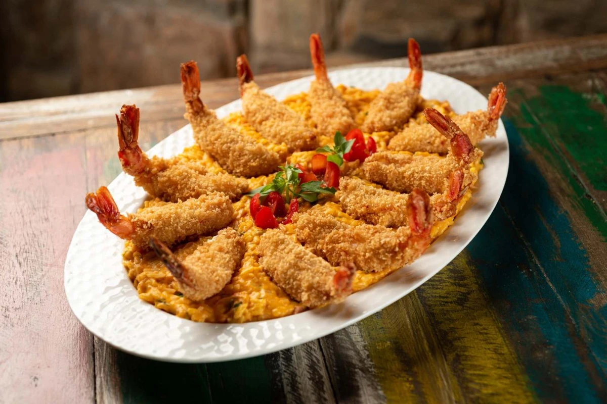 Praia de Itaparica, prato com camarão do restaurante Caranguejo do Assis, em Vila Velha 