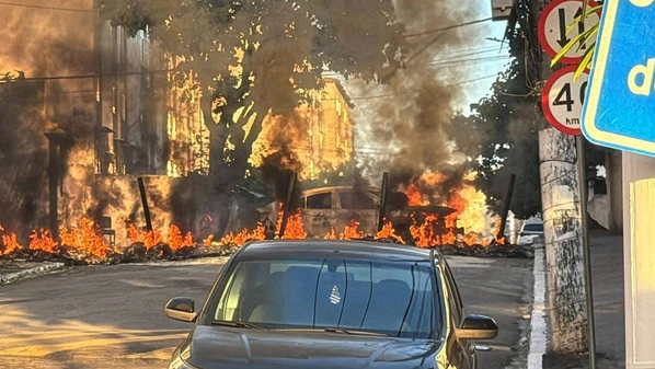 Agentes de segurança do governo do Rio estão na região para mais um dia da Operação Barricada Zero, que remove materiais usados como barricadas por criminosos