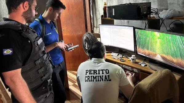 O objetivo é desmantelar redes criminosas que lucram com a distribuição ilegal de conteúdos protegidos por direitos autorais, como filmes, séries, músicas e jogos