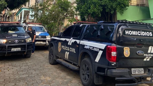 Operação aconteceu na manhã desta quinta-feira (27), no bairro Carlos Germano Naumann; foram apreendidos celulares dos investigados, drogas, arma e dinheiro