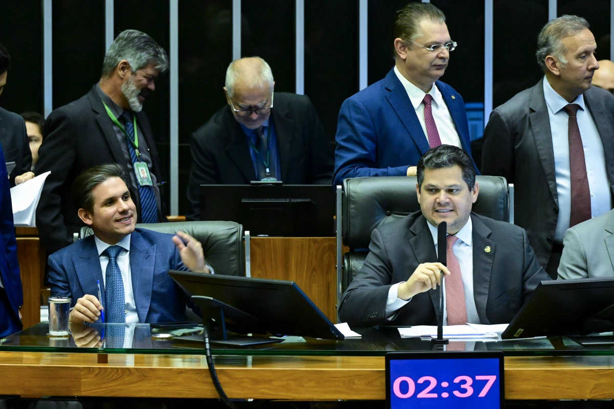 Deputado Hugo Motta e senador Davi Alcolumbre em sessão conjunta do Congresso Nacional