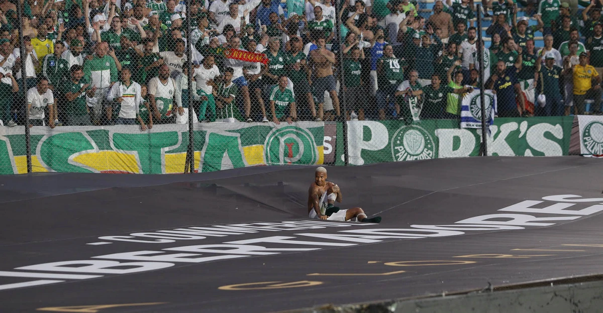 Deyverson comemorando a conquista do Palmeiras pela Copa Libertadores 2021