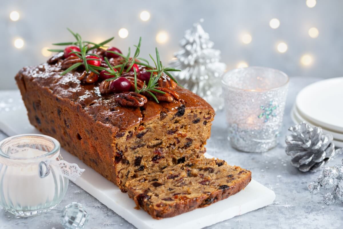 Bolo de Natal com frutas (Imagem: Anna Shepulova | Shutterstock)