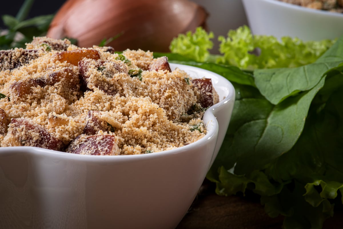 Farofa de bacon ao alho (Imagem: flanovais | Shutterstock) 