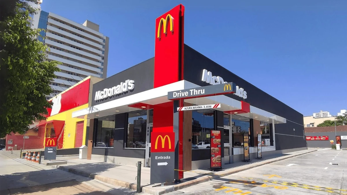 Lanchonete McDonald's com drive-thru na Serra