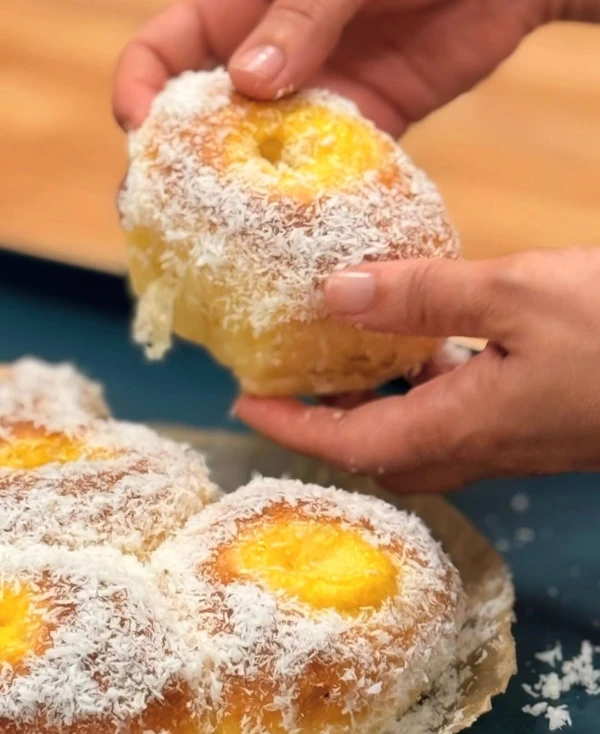 Pão doce com coco da padaria Jucá