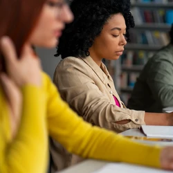 Formação em parceria com o Senac inclui áreas como costura, informática e gastronomia; as inscrições são presenciais, no Centro Administrativo de Vera Cruz