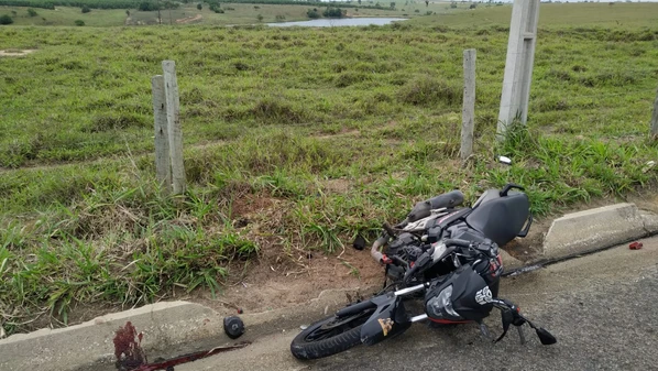 Uma testemunha contou à PM que no momento da colisão o motociclista estava em alta velocidade, deitado sobre o tanque do veículo, e não conseguiu fazer uma curva