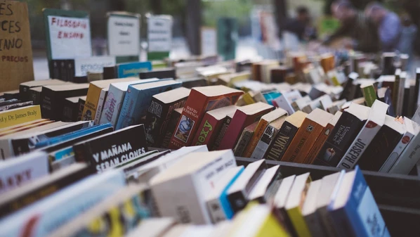 Nos últimos anos, livrarias independentes vêm reconquistando espaço no Brasil justamente por oferecerem algo que o digital não consegue replicar: a experiência