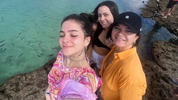 Além de Mel, de 21 anos, Débora também deixa a filha mais velha, Yasmin, de 25 anos, formada em Odontologia