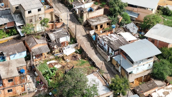 Chuvas e ventos intensos atingiram a cidade na tarde de sexta-feira (28); prefeitura vai realizar vistoria de casas mais afetadas
