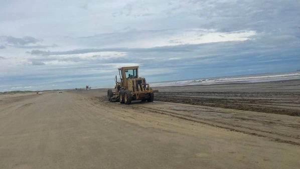 O sedimento ocupa uma pequena parte dos 254 km de faixa de areia contínua da praia e começou a se acumular no local no dia 20 de novembro; fenômeno, que já ocorreu em outros anos, ainda tem origem desconhecida