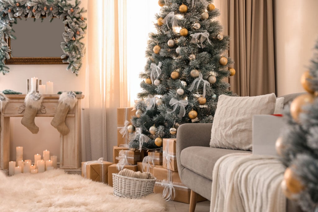  O branco e o prata na decoração de Natal trazem leveza e espontaneidade (Imagem: New Africa | Shutterstock)