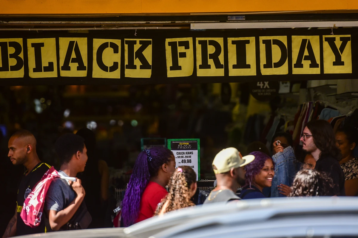Movimentação de Black Friday na avenida Central em Laranjeiras