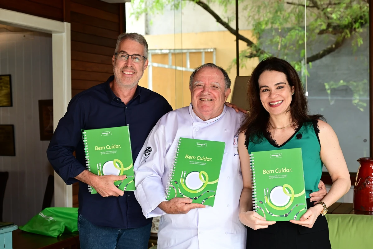 O anfitrião, chef Juarez Campos, recebe os diretores da Unimed Vitória, os médicos Alexandre Tironi e Adriana Botti