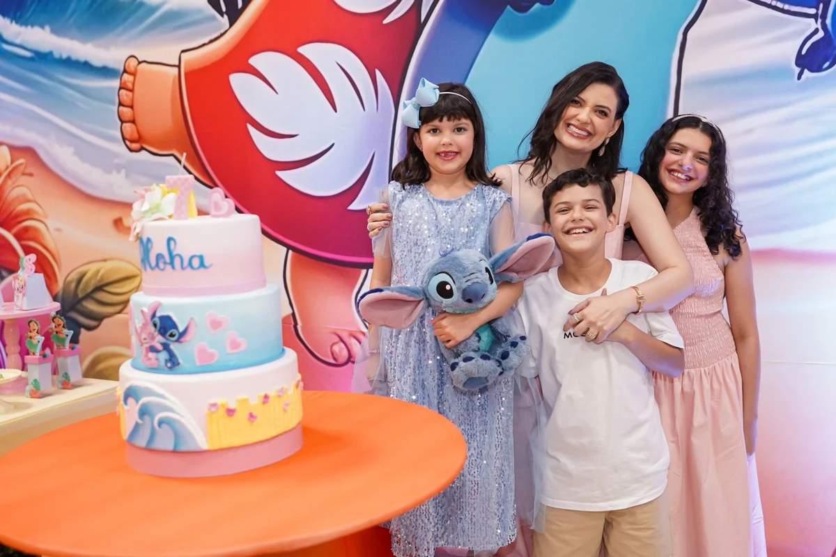 O casal Rodrigo e Joana Barbosa celebrou os 7 anos de sua caçula, Sara. Na foto, a aniversariante com os irmãos, Benjamin e Rebeca, e a mamãe Joana