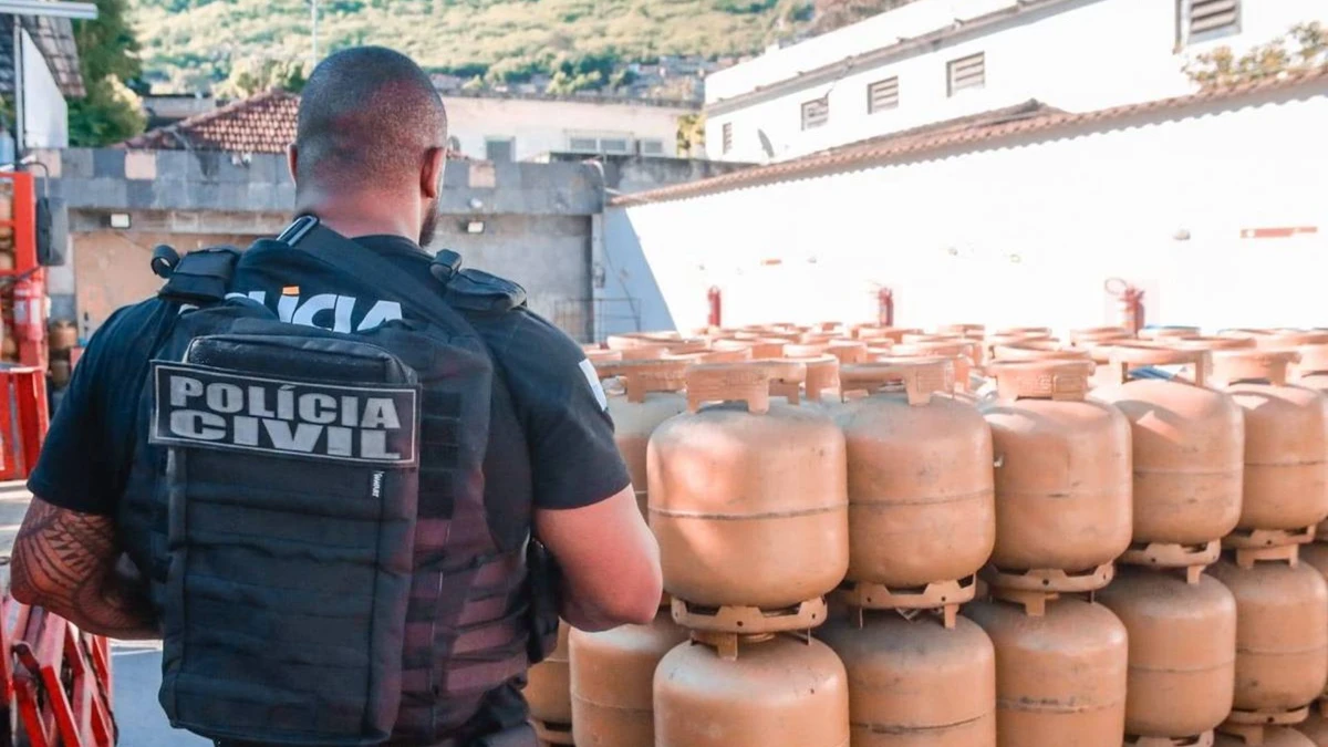 Policiais em depósito de gás do Lins de Vasconcelos, na zona norte carioca