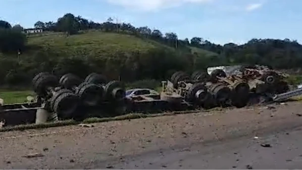 Por conta do acidente, a pista no sentido Sul está interditada, e o tráfego flui por desvio