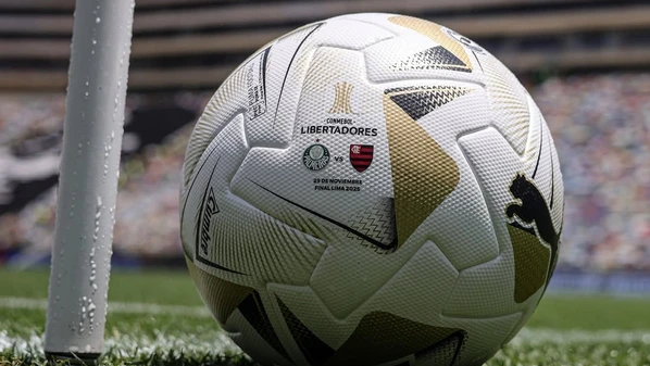 Com um atraso de 15 minutos, partida no estádio Monumental de Lima vai decretar o primeiro clube brasileiro tetracampeão do torneio continental