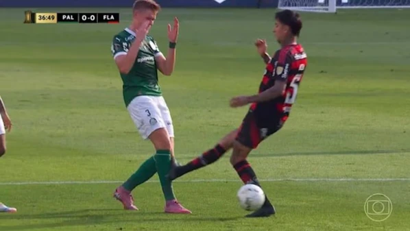 Pulgar deveria ter sido expulso após entrada violenta em Bruno Fuchs, ainda no primeiro tempo da decisão