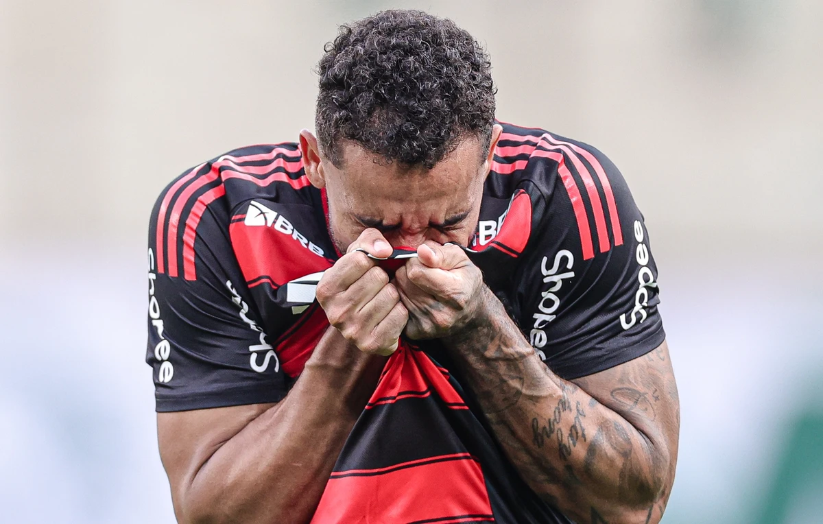 Danilo se emocionou ao comemorar o gol que colocou o Flamengo na frente do Palmeiras