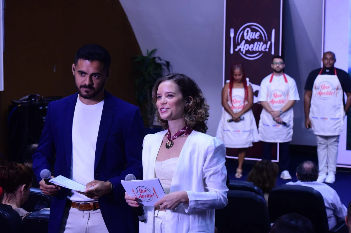 Joana Borges e Kaike Dias durante apresentaçõa da final do programa da Que Apetite! da TV Gazeta por Carlos Alberto Silva