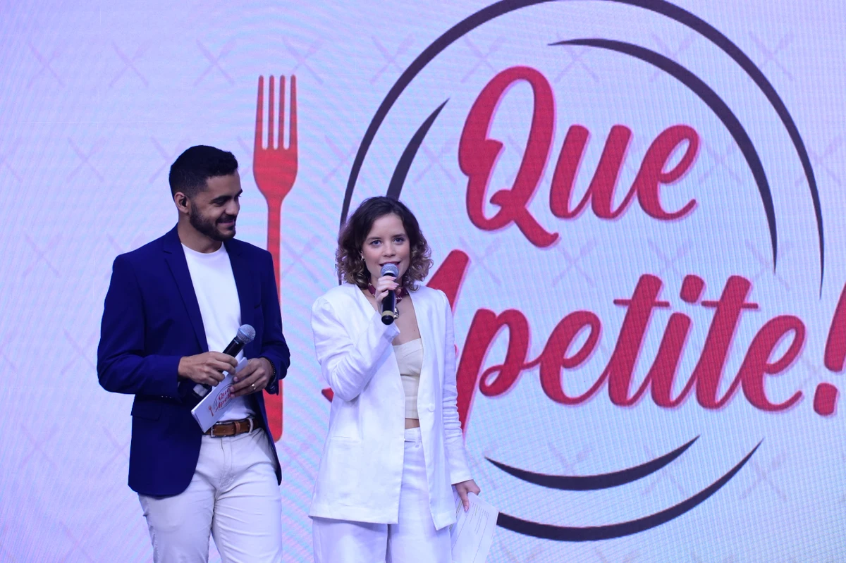 Joana Borges e Kaike Dias durante apresentaçõa da final do programa da Que Apetite! da TV Gazeta por Carlos Alberto Silva
